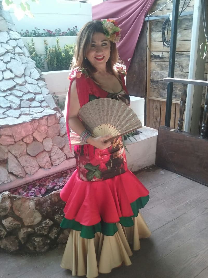 Traje de flamenca floral con volantes coloridos